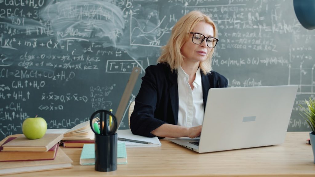 8 Best Interactive Presentation Tools for Teachers, Trainers and Business Teams